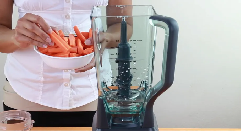 Person using Ninja Blender